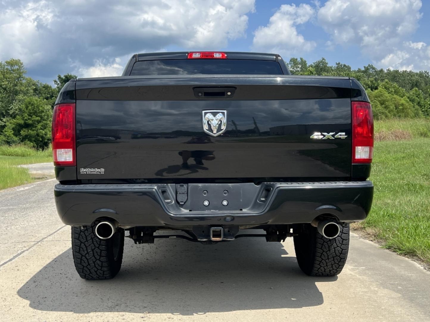 2016 BLACK /Gray Cloth RAM 1500 ST Crew Cab SWB 4WD (3C6RR7KT0GG) with an 5.7L V8 HEMI engine, Automatic transmission, located at 506 S. Kingshighway, Cape Girardeau, MO, 63703, (573) 235-5000, 37.294991, -89.553635 - 2016 Ram 1500 ST 1-Owner 157xxx miles 4x4 5.7L V8 HEMI Automatic Backup Camera Bluetooth Cruise Power Windows/Locks/Mirrors We have financing available and we accept trades! Fill out a credit application on our website or come by today! If you have any questions, give us a call at (573) 2 - Photo#9