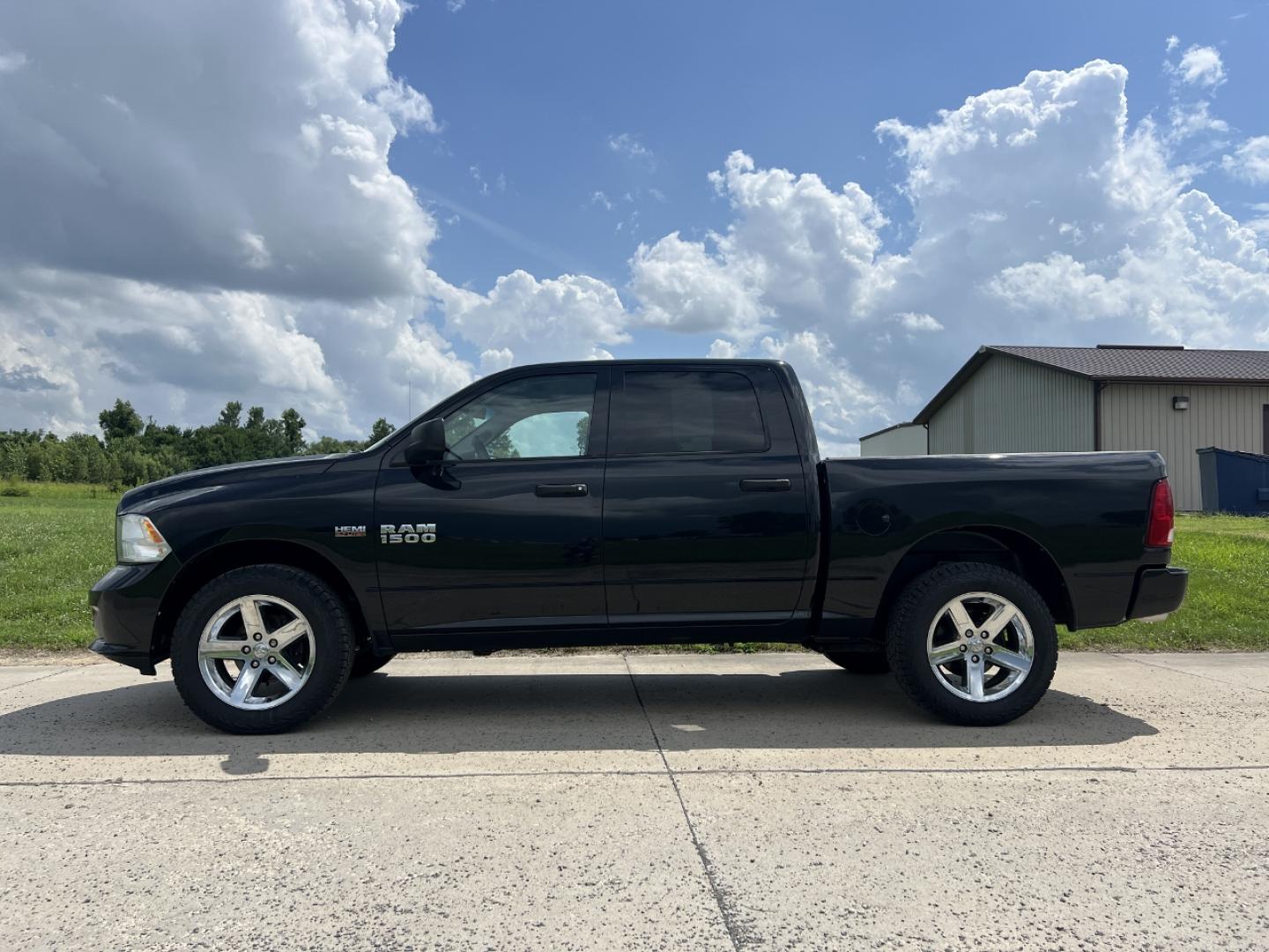 2016 BLACK /Gray Cloth RAM 1500 ST Crew Cab SWB 4WD (3C6RR7KT0GG) with an 5.7L V8 HEMI engine, Automatic transmission, located at 506 S. Kingshighway, Cape Girardeau, MO, 63703, (573) 235-5000, 37.294991, -89.553635 - 2016 Ram 1500 ST 1-Owner 157xxx miles 4x4 5.7L V8 HEMI Automatic Backup Camera Bluetooth Cruise Power Windows/Locks/Mirrors We have financing available and we accept trades! Fill out a credit application on our website or come by today! If you have any questions, give us a call at (573) 2 - Photo#5