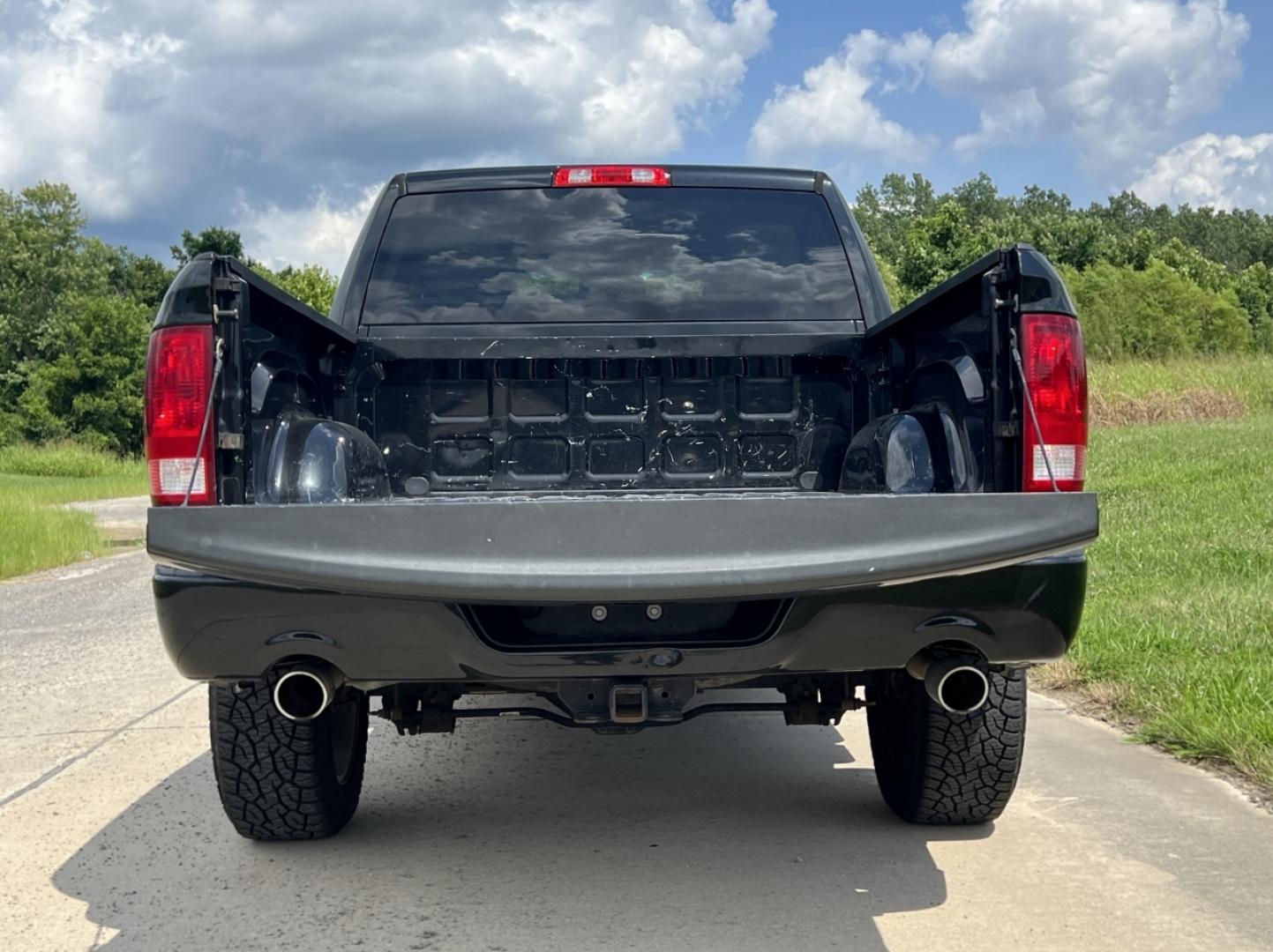 2016 BLACK /Gray Cloth RAM 1500 ST Crew Cab SWB 4WD (3C6RR7KT0GG) with an 5.7L V8 HEMI engine, Automatic transmission, located at 506 S. Kingshighway, Cape Girardeau, MO, 63703, (573) 235-5000, 37.294991, -89.553635 - 2016 Ram 1500 ST 1-Owner 157xxx miles 4x4 5.7L V8 HEMI Automatic Backup Camera Bluetooth Cruise Power Windows/Locks/Mirrors We have financing available and we accept trades! Fill out a credit application on our website or come by today! If you have any questions, give us a call at (573) 2 - Photo#17