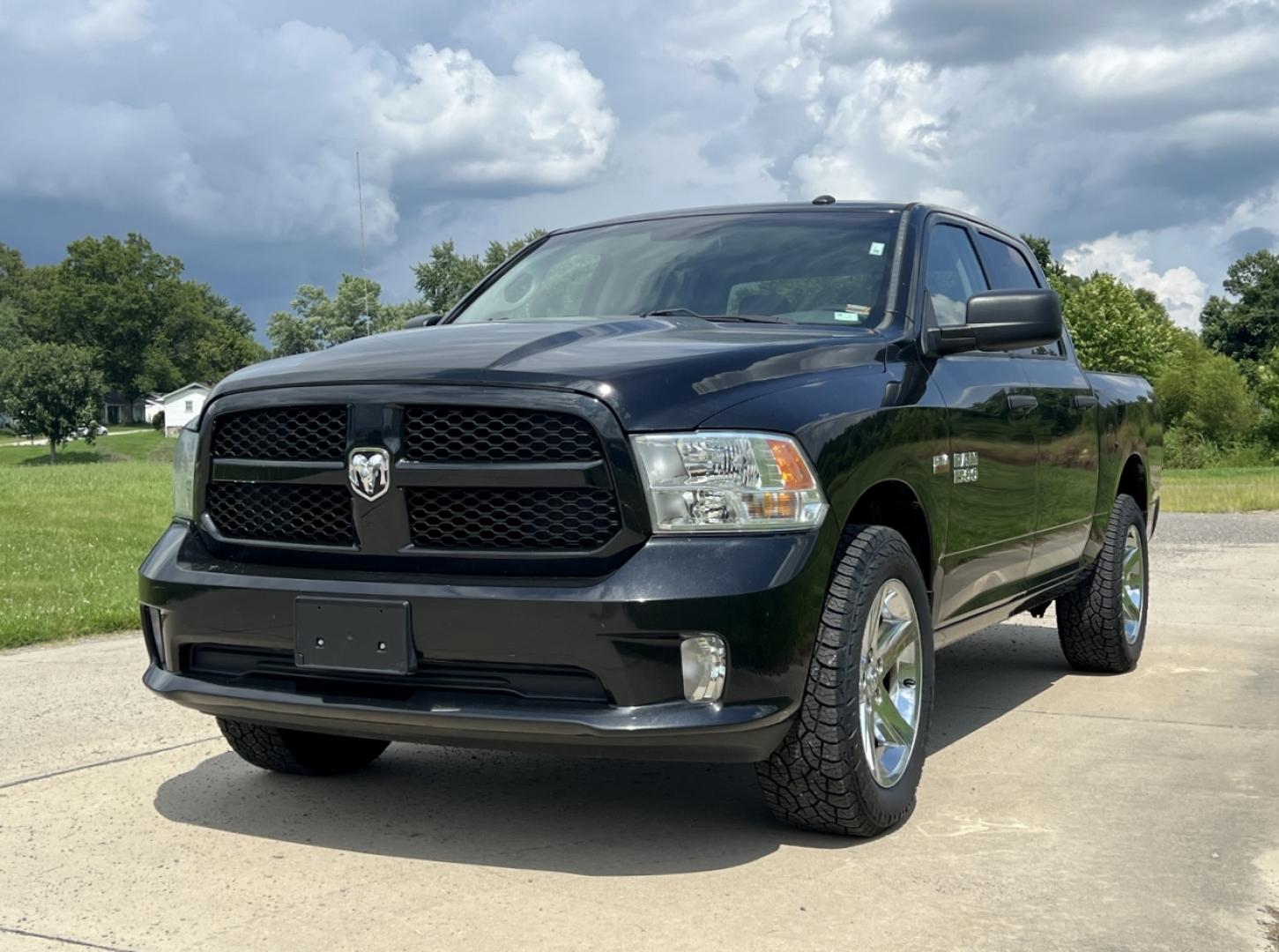 2016 BLACK /Gray Cloth RAM 1500 ST Crew Cab SWB 4WD (3C6RR7KT0GG) with an 5.7L V8 HEMI engine, Automatic transmission, located at 506 S. Kingshighway, Cape Girardeau, MO, 63703, (573) 235-5000, 37.294991, -89.553635 - 2016 Ram 1500 ST 1-Owner 157xxx miles 4x4 5.7L V8 HEMI Automatic Backup Camera Bluetooth Cruise Power Windows/Locks/Mirrors We have financing available and we accept trades! Fill out a credit application on our website or come by today! If you have any questions, give us a call at (573) 2 - Photo#4