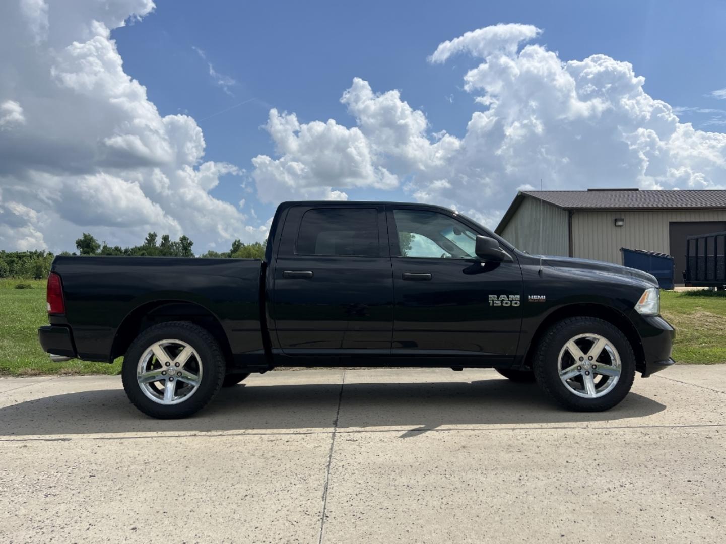 2016 BLACK /Gray Cloth RAM 1500 ST Crew Cab SWB 4WD (3C6RR7KT0GG) with an 5.7L V8 HEMI engine, Automatic transmission, located at 506 S. Kingshighway, Cape Girardeau, MO, 63703, (573) 235-5000, 37.294991, -89.553635 - 2016 Ram 1500 ST 1-Owner 157xxx miles 4x4 5.7L V8 HEMI Automatic Backup Camera Bluetooth Cruise Power Windows/Locks/Mirrors We have financing available and we accept trades! Fill out a credit application on our website or come by today! If you have any questions, give us a call at (573) 2 - Photo#6