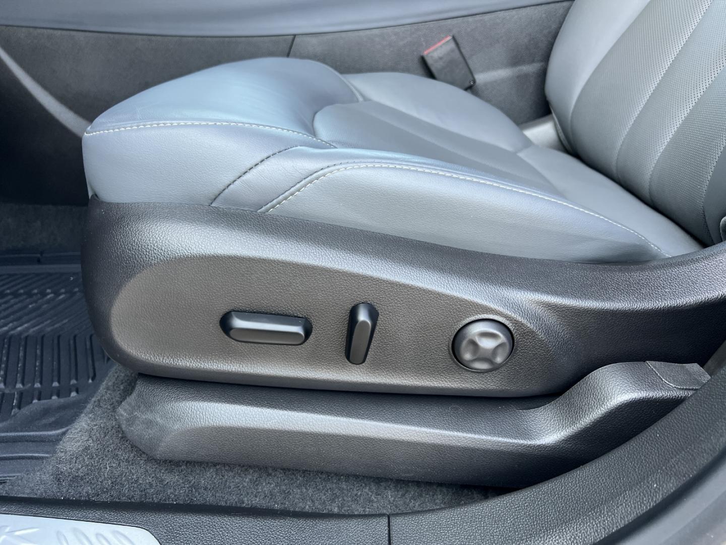 2020 WHITE /Gray Leather Buick Envision Essence AWD (LRBFXCSA0LD) with an 2.5L 4 Cyl. engine, Automatic transmission, located at 506 S. Kingshighway, Cape Girardeau, MO, 63703, (573) 235-5000, 37.294991, -89.553635 - 2020 Buick Envision Essence 1-Owner Only 48xxx miles Front Wheel Drive 2.5L 4 Cyl. Automatic Leather Backup Camera Power/Heated Seats Heated Rear Seats Heated Steering Wheel Bluetooth Remote Start Cruise Power Windows/Locks/Mirrors We have financing available and we accept trades! Fil - Photo#4