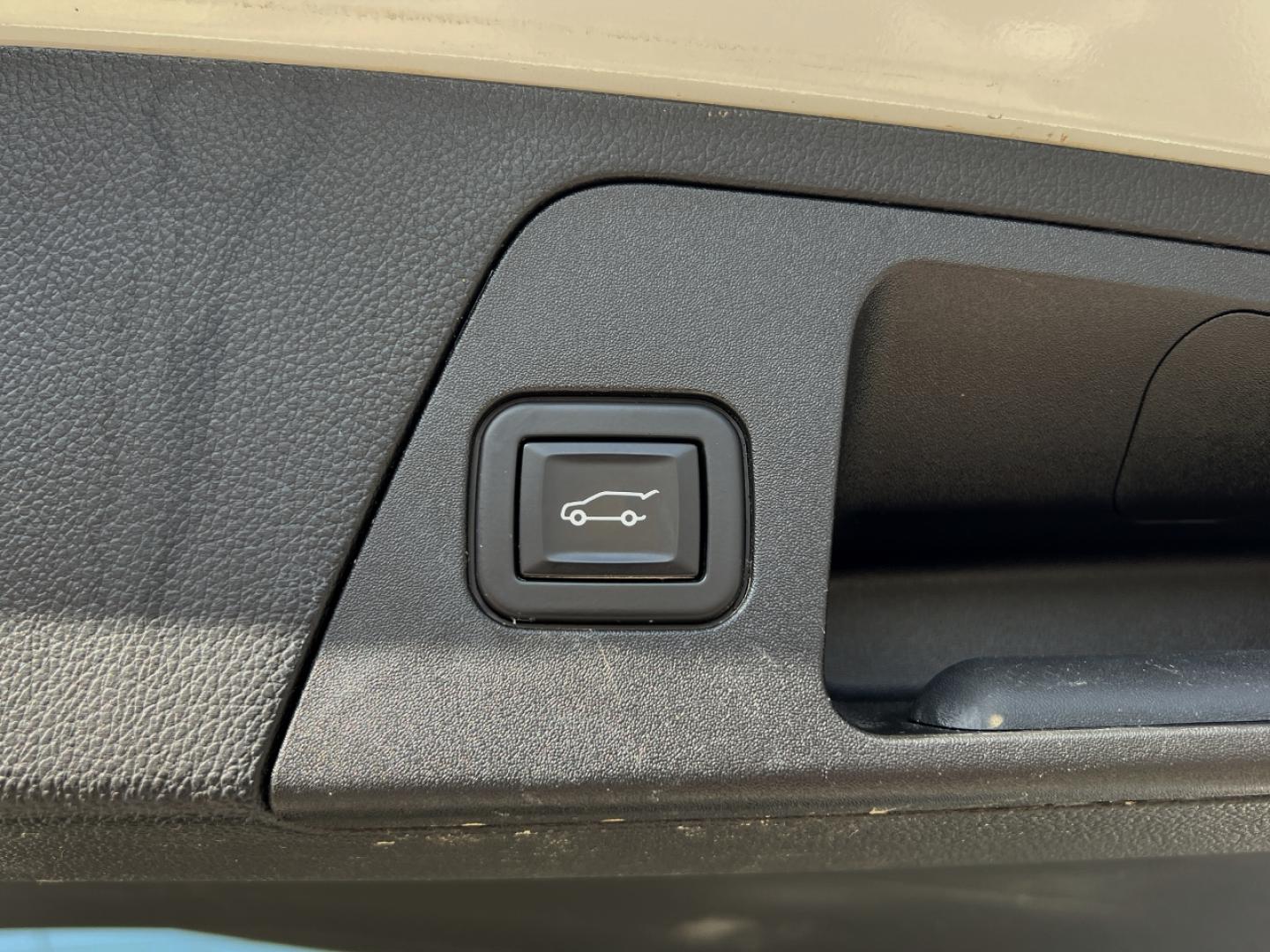 2020 WHITE /Gray Leather Buick Envision Essence AWD (LRBFXCSA0LD) with an 2.5L 4 Cyl. engine, Automatic transmission, located at 506 S. Kingshighway, Cape Girardeau, MO, 63703, (573) 235-5000, 37.294991, -89.553635 - 2020 Buick Envision Essence 1-Owner Only 48xxx miles Front Wheel Drive 2.5L 4 Cyl. Automatic Leather Backup Camera Power/Heated Seats Heated Rear Seats Heated Steering Wheel Bluetooth Remote Start Cruise Power Windows/Locks/Mirrors We have financing available and we accept trades! Fil - Photo#22