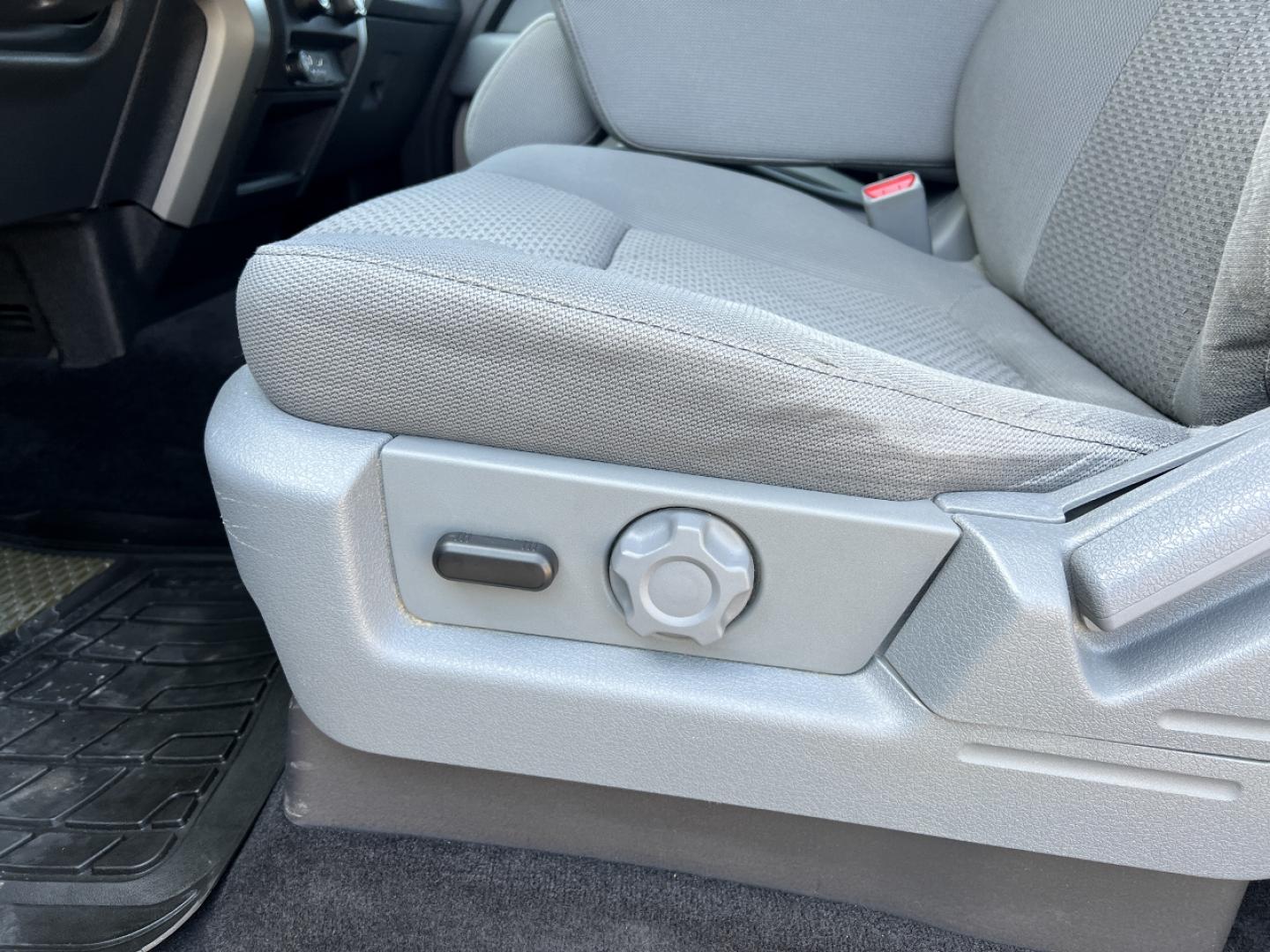 2011 MAROON /Gray Cloth Ford F-150 XLT SuperCrew 5.5-ft. Bed 4WD (1FTFW1EFXBK) with an 5.0L V8 engine, Automatic transmission, located at 506 S. Kingshighway, Cape Girardeau, MO, 63703, (573) 235-5000, 37.294991, -89.553635 - 2011 Ford F-150 XLT Only 90xxx miles 4x4 5.0L V8 Automatic New Tires Backup Camera Power Driver Seat Bluetooth Cruise Power Windows/Locks/Mirrors We have financing available and we accept trades! Fill out a credit application on our website or come by today! If you have any questions, gi - Photo#4