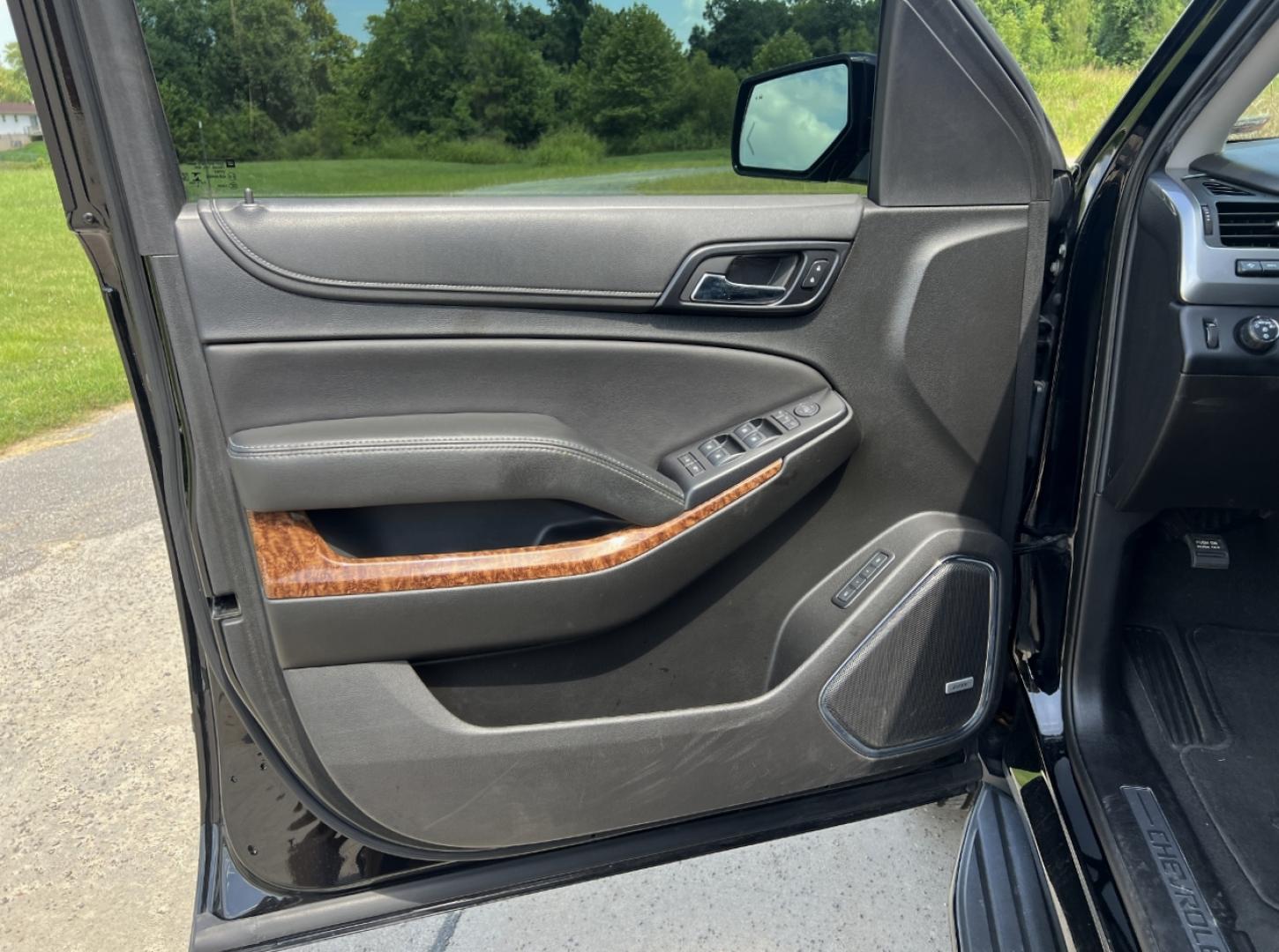 2019 BLACK /Black Leather Chevrolet Suburban Premier 4WD (1GNSKJKJ7KR) with an 6.2L V8 engine, Automatic transmission, located at 506 S. Kingshighway, Cape Girardeau, MO, 63703, (573) 235-5000, 37.294991, -89.553635 - 2019 Chevrolet Suburban 1500 Premier 92xxx miles 4 Wheel Drive 6.2L V8 Automatic Leather 3rd Row Navigation Rear Entertainment Power/Heated/Cooled Seats Heated Rear Seats Heated Steering Wheel Backup Camera Bluetooth Cruise Power Windows/Locks/Mirrors We have financing available and - Photo#17