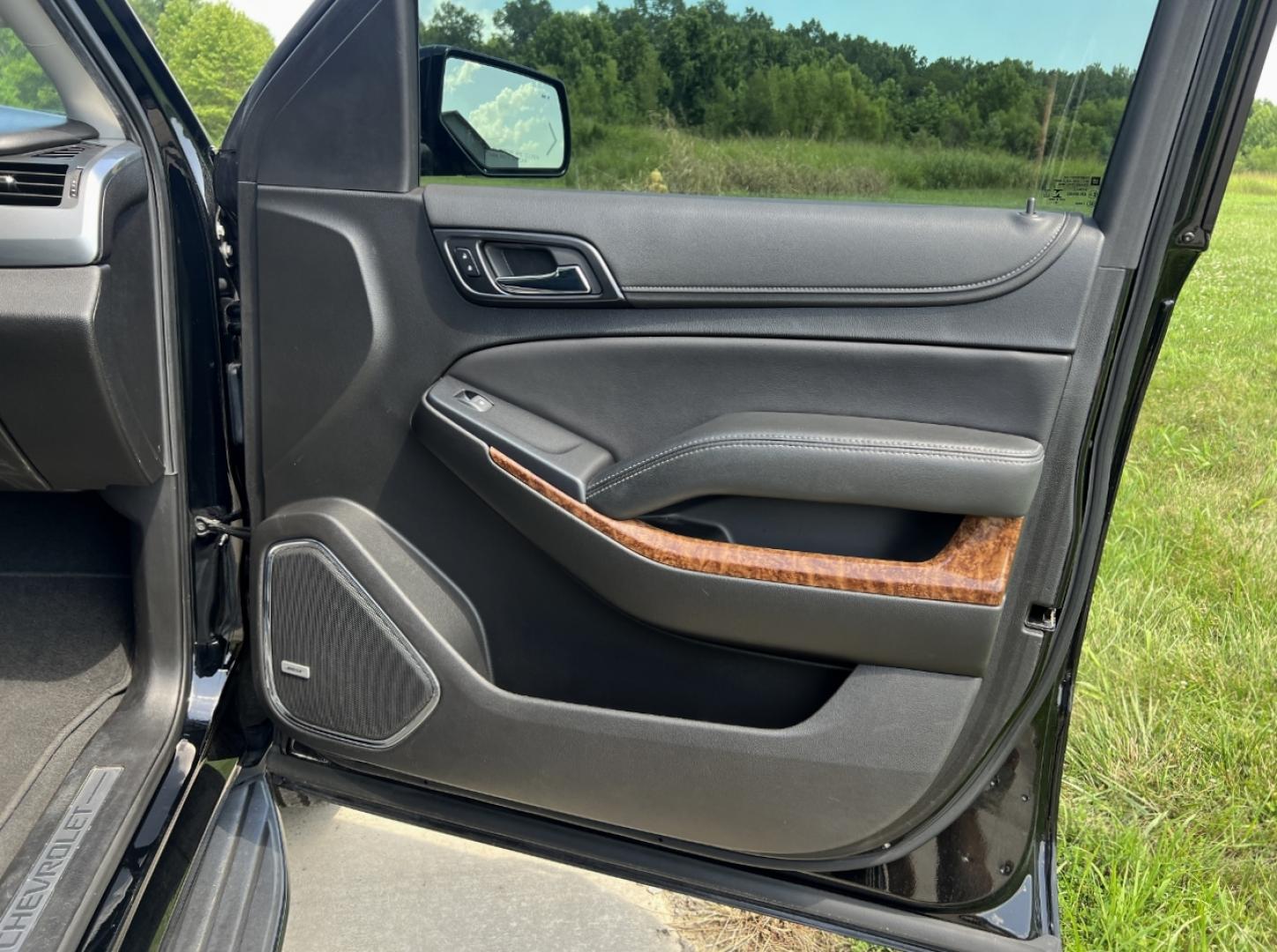 2019 BLACK /Black Leather Chevrolet Suburban Premier 4WD (1GNSKJKJ7KR) with an 6.2L V8 engine, Automatic transmission, located at 506 S. Kingshighway, Cape Girardeau, MO, 63703, (573) 235-5000, 37.294991, -89.553635 - 2019 Chevrolet Suburban 1500 Premier 92xxx miles 4 Wheel Drive 6.2L V8 Automatic Leather 3rd Row Navigation Rear Entertainment Power/Heated/Cooled Seats Heated Rear Seats Heated Steering Wheel Backup Camera Bluetooth Cruise Power Windows/Locks/Mirrors We have financing available and - Photo#19