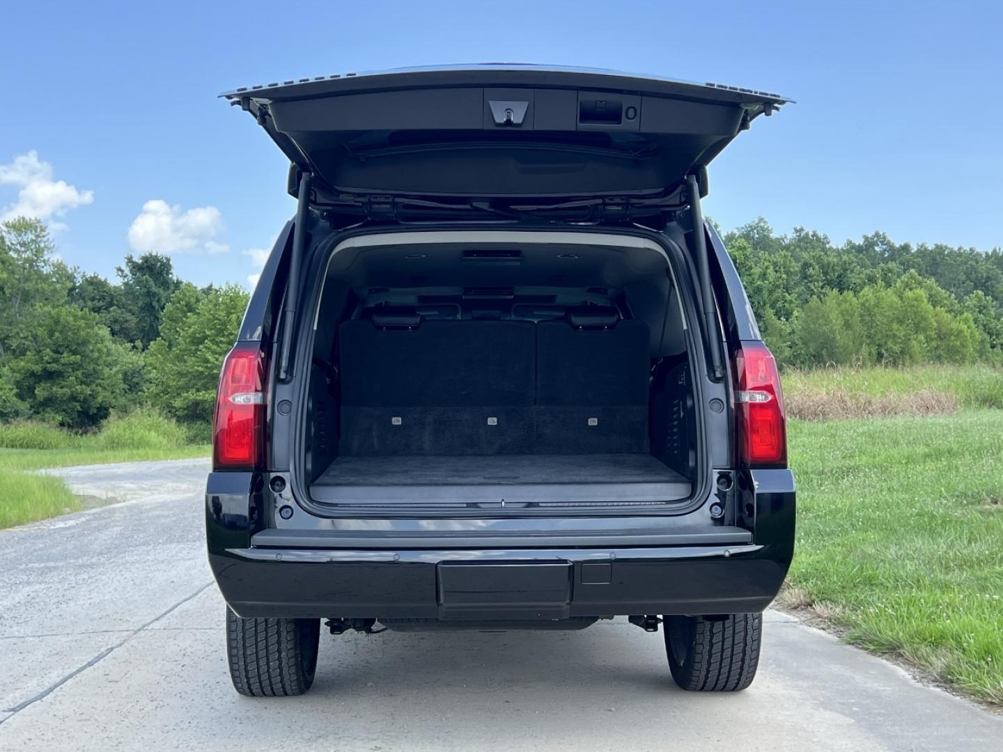 2019 BLACK /Black Leather Chevrolet Suburban Premier 4WD (1GNSKJKJ7KR) with an 6.2L V8 engine, Automatic transmission, located at 506 S. Kingshighway, Cape Girardeau, MO, 63703, (573) 235-5000, 37.294991, -89.553635 - 2019 Chevrolet Suburban 1500 Premier 92xxx miles 4 Wheel Drive 6.2L V8 Automatic Leather 3rd Row Navigation Rear Entertainment Power/Heated/Cooled Seats Heated Rear Seats Heated Steering Wheel Backup Camera Bluetooth Cruise Power Windows/Locks/Mirrors We have financing available and - Photo#24