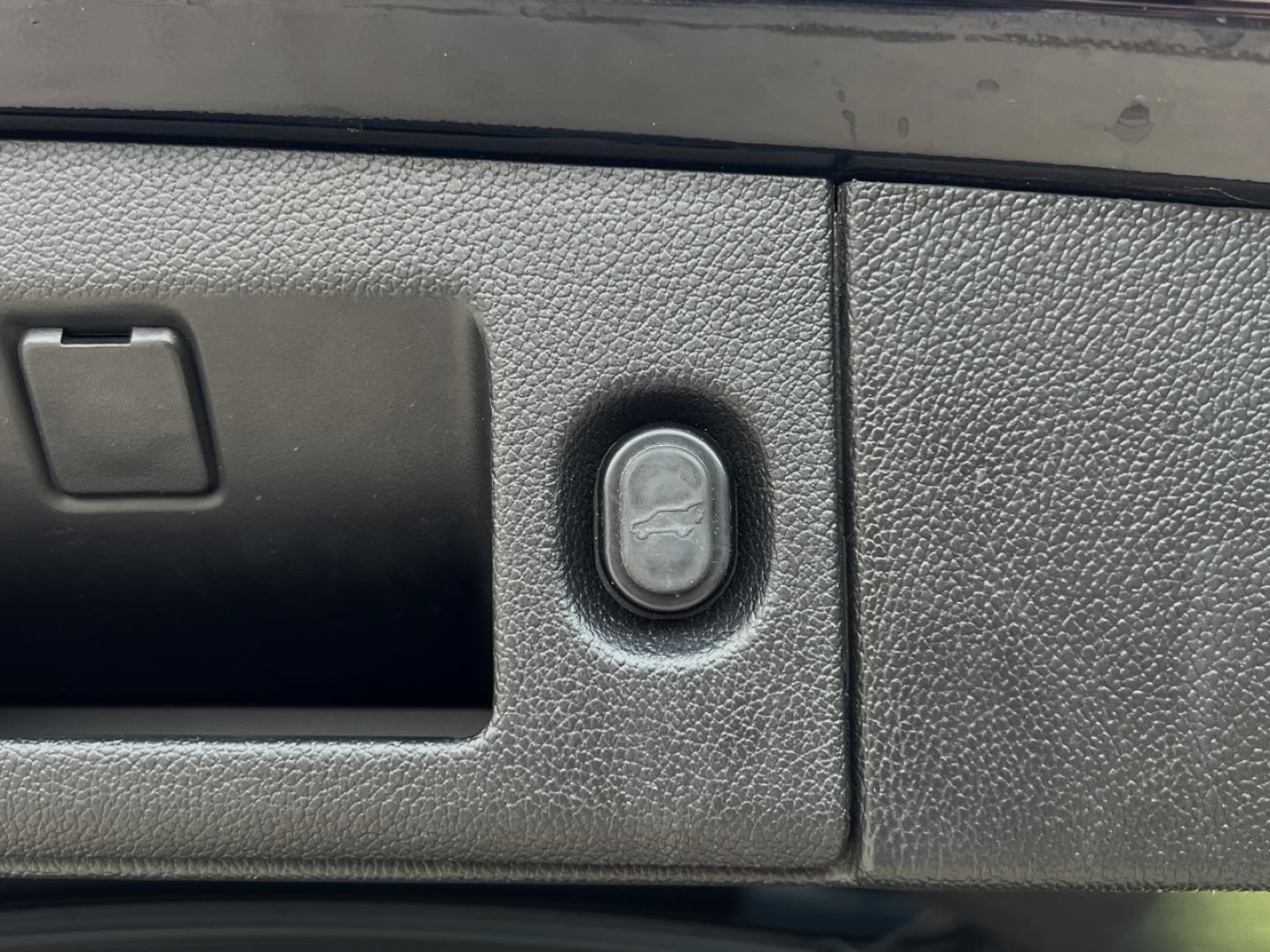 2019 BLACK /Black Leather Chevrolet Suburban Premier 4WD (1GNSKJKJ7KR) with an 6.2L V8 engine, Automatic transmission, located at 506 S. Kingshighway, Cape Girardeau, MO, 63703, (573) 235-5000, 37.294991, -89.553635 - 2019 Chevrolet Suburban 1500 Premier 92xxx miles 4 Wheel Drive 6.2L V8 Automatic Leather 3rd Row Navigation Rear Entertainment Power/Heated/Cooled Seats Heated Rear Seats Heated Steering Wheel Backup Camera Bluetooth Cruise Power Windows/Locks/Mirrors We have financing available and - Photo#27