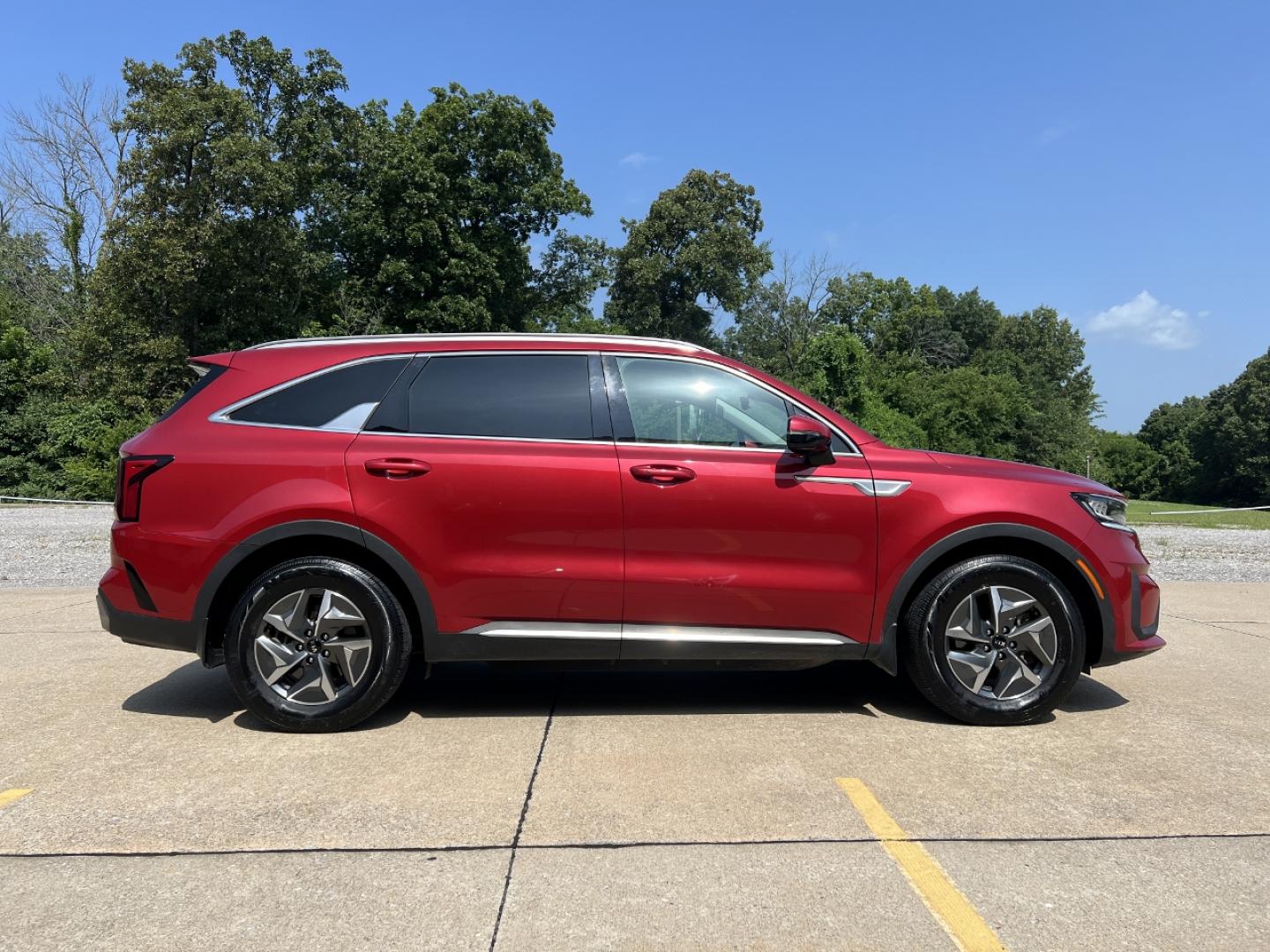 2021 RED /Black Leather Kia Sorento Hybrid S (KNDRG4LG5M5) with an 1.6L 4 Cyl. HYBRID engine, Automatic transmission, located at 506 S. Kingshighway, Cape Girardeau, MO, 63703, (573) 235-5000, 37.294991, -89.553635 - 2021 Kia Sorento Hybrid S 1-Owner 104xxx miles Front Wheel Drive 1.6L 4 Cyl. Hybrid Automatic Leather 3rd Row Backup Camera Power Driver Seat Heated Seats Bluetooth Remote Start Cruise Power Windows/Locks/Mirrors We have financing available and we accept trades! Fill out a credit appl - Photo#8