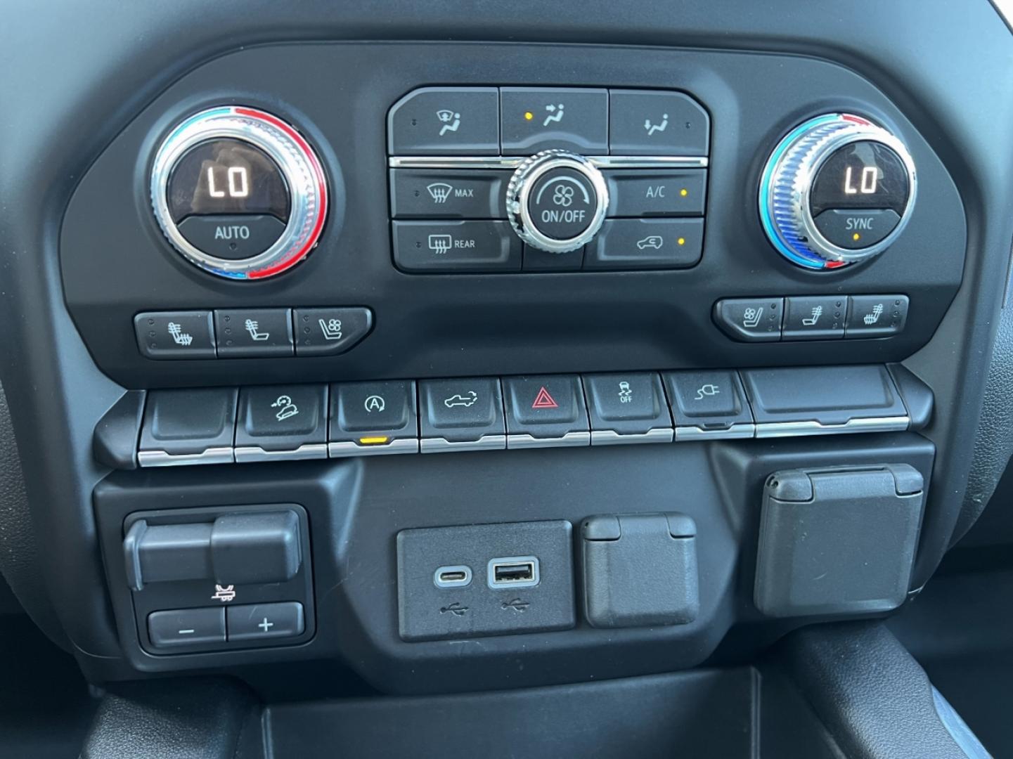 2019 SILVER /Black Leather GMC Sierra 1500 SLT Crew Cab 4WD (1GTU9DED1KZ) with an 5.3L V8 engine, Automatic transmission, located at 506 S. Kingshighway, Cape Girardeau, MO, 63703, (573) 235-5000, 37.294991, -89.553635 - 2019 GMC Sierra 1500 SLT 147xxx miles 4x4 5.3L V8 Automatic Leather Power/Heated/Cooled Seats Heated Rear Seats Heated Steering Wheel Backup Camera Sunroof Bluetooth Remote Start Cruise Power Windows/Locks/Mirrors We have financing available and we accept trades! Fill out a credit app - Photo#4