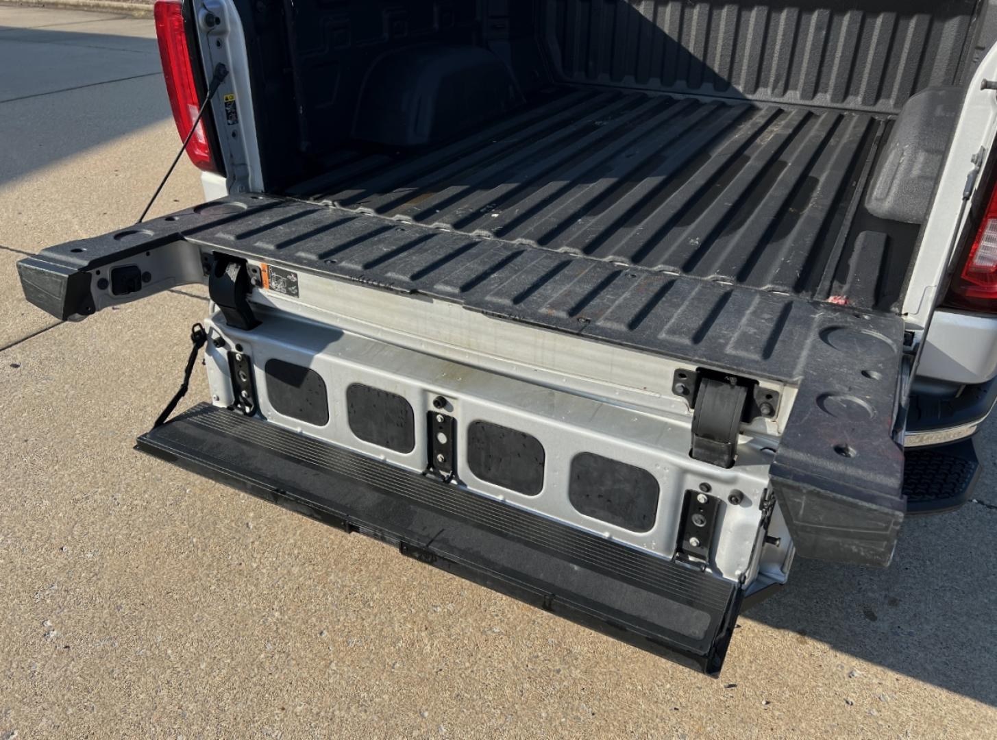 2019 SILVER /Black Leather GMC Sierra 1500 SLT Crew Cab 4WD (1GTU9DED1KZ) with an 5.3L V8 engine, Automatic transmission, located at 506 S. Kingshighway, Cape Girardeau, MO, 63703, (573) 235-5000, 37.294991, -89.553635 - 2019 GMC Sierra 1500 SLT 147xxx miles 4x4 5.3L V8 Automatic Leather Power/Heated/Cooled Seats Heated Rear Seats Heated Steering Wheel Backup Camera Sunroof Bluetooth Remote Start Cruise Power Windows/Locks/Mirrors We have financing available and we accept trades! Fill out a credit app - Photo#24
