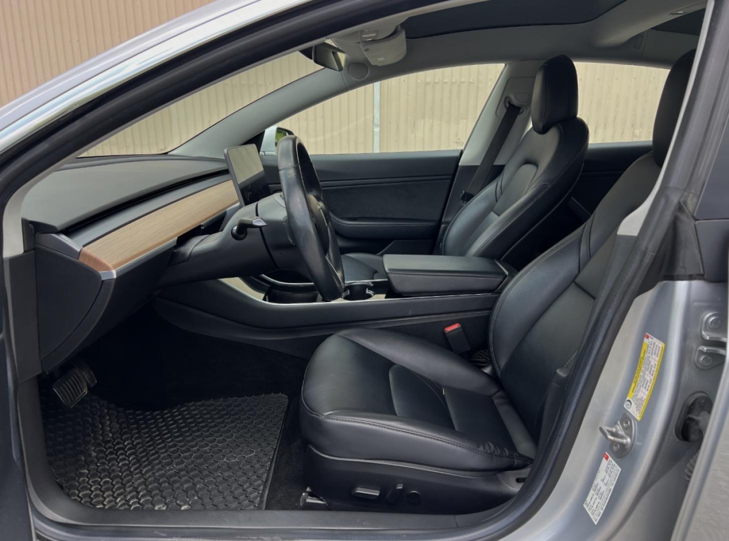 2018 SILVER /Black Leather Tesla Model 3 Long Range (5YJ3E1EAXJF) with an ELECTRIC engine, 1A transmission, located at 2990 Old Orchard Rd., Jackson, MO, 63755, 37.354214, -89.612106 - We have financing available and we accept trades! Fill out a credit application on our website or come by today! If you have any questions, give us a call at (573) 204-7777 or visit our website at firstautocredit.com. - Photo#6
