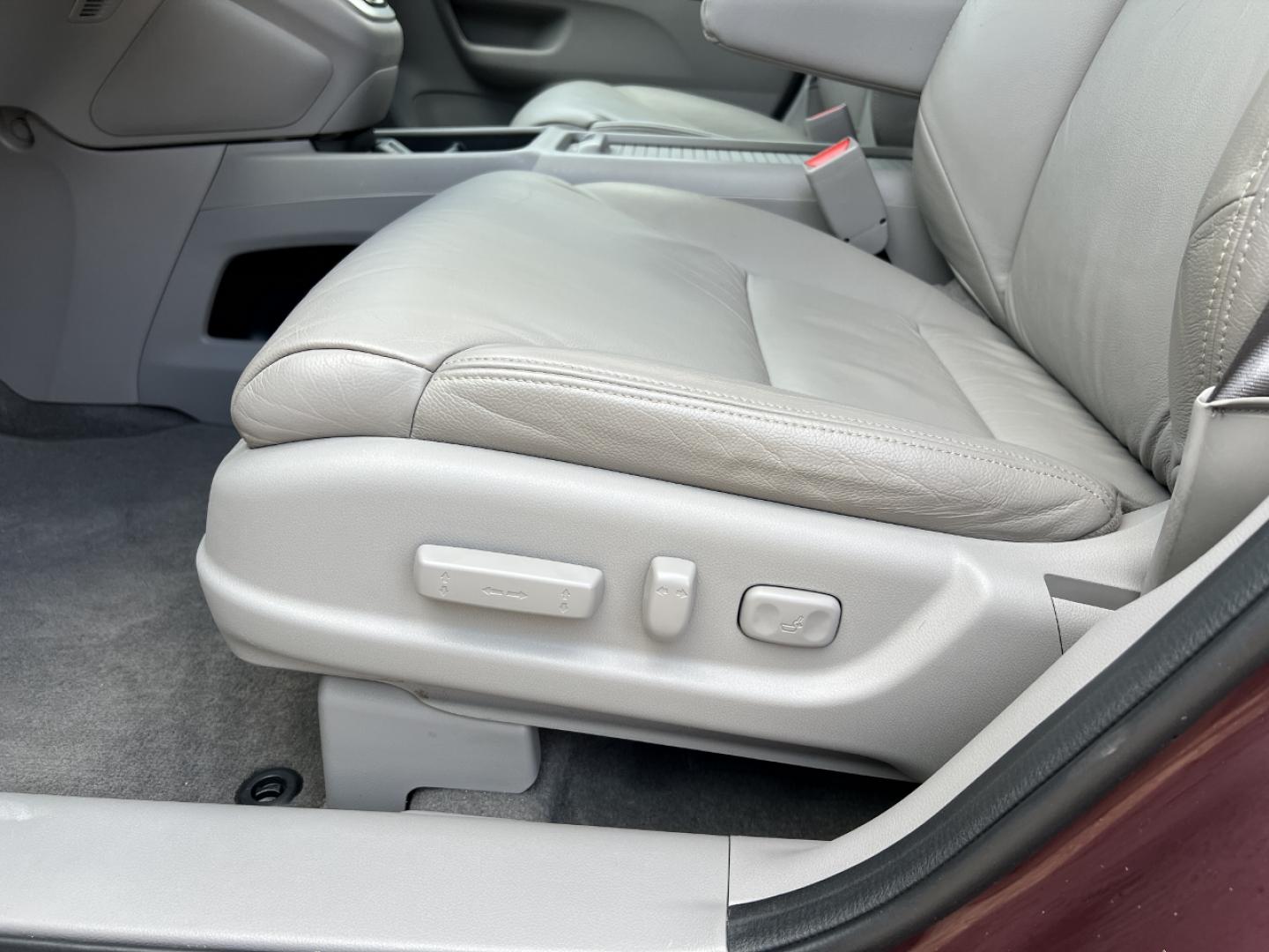 2013 MAROON /Gray Leather Honda CR-V EX-L 4WD (5J6RM4H7XDL) with an 2.4L 4 Cyl. engine, Automatic transmission, located at 506 S. Kingshighway, Cape Girardeau, MO, 63703, (573) 235-5000, 37.294991, -89.553635 - 2013 Honda CR-V EX-L Local 1-Owner Only 29xxx miles All Wheel Drive 2.4L 4 Cyl. Automatic Leather Backup Camera Power Driver Seat Heated Seats Sunroof Bluetooth Cruise Power Windows/Locks/Mirrors We have financing available and we accept trades! Fill out a credit application on our web - Photo#5