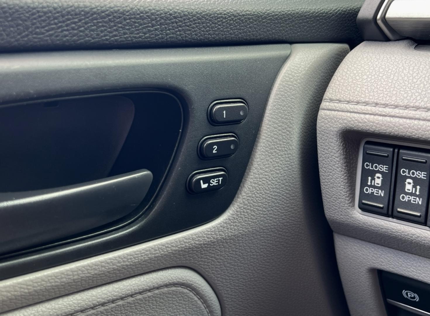 2019 GRAY /Gray Leather Honda Odyssey EX-L (5FNRL6H75KB) with an 3.5L V6 engine, Automatic transmission, located at 506 S. Kingshighway, Cape Girardeau, MO, 63703, (573) 235-5000, 37.294991, -89.553635 - 2019 Honda Odyssey EX-L 87xxx miles Front Wheel Drive 3.5L V6 Automatic Leather 3rd Row Navigation Rear Entertainment Power/Heated Seats Backup Camera Sunroof Bluetooth Remote Start Cruise Power Windows/Locks/Mirrors We have financing available and we accept trades! Fill out a credit - Photo#32