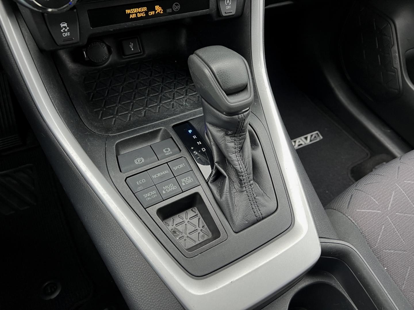 2020 BLACK /Gray Cloth TOYOTA RAV4 XLE (2T3P1RFV8LC) with an 2.5L 4 Cyl. engine, Automatic transmission, located at 2990 Old Orchard Rd., Jackson, MO, 63755, 37.354214, -89.612106 - 2020 Toyota RAV4 XLE 1-Owner 135xxx miles All Wheel Drive 2.5L 4 Cyl. Automatic Backup Camera Power Driver Seat Bluetooth Cruise Power Windows/Locks/Mirrors We have financing available and we accept trades! Fill out a credit application on our website or come by today! If you have any qu - Photo#22
