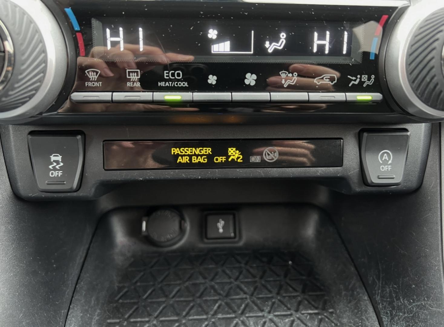 2020 BLACK /Gray Cloth TOYOTA RAV4 XLE (2T3P1RFV8LC) with an 2.5L 4 Cyl. engine, Automatic transmission, located at 2990 Old Orchard Rd., Jackson, MO, 63755, 37.354214, -89.612106 - 2020 Toyota RAV4 XLE 1-Owner 135xxx miles All Wheel Drive 2.5L 4 Cyl. Automatic Backup Camera Power Driver Seat Bluetooth Cruise Power Windows/Locks/Mirrors We have financing available and we accept trades! Fill out a credit application on our website or come by today! If you have any qu - Photo#26