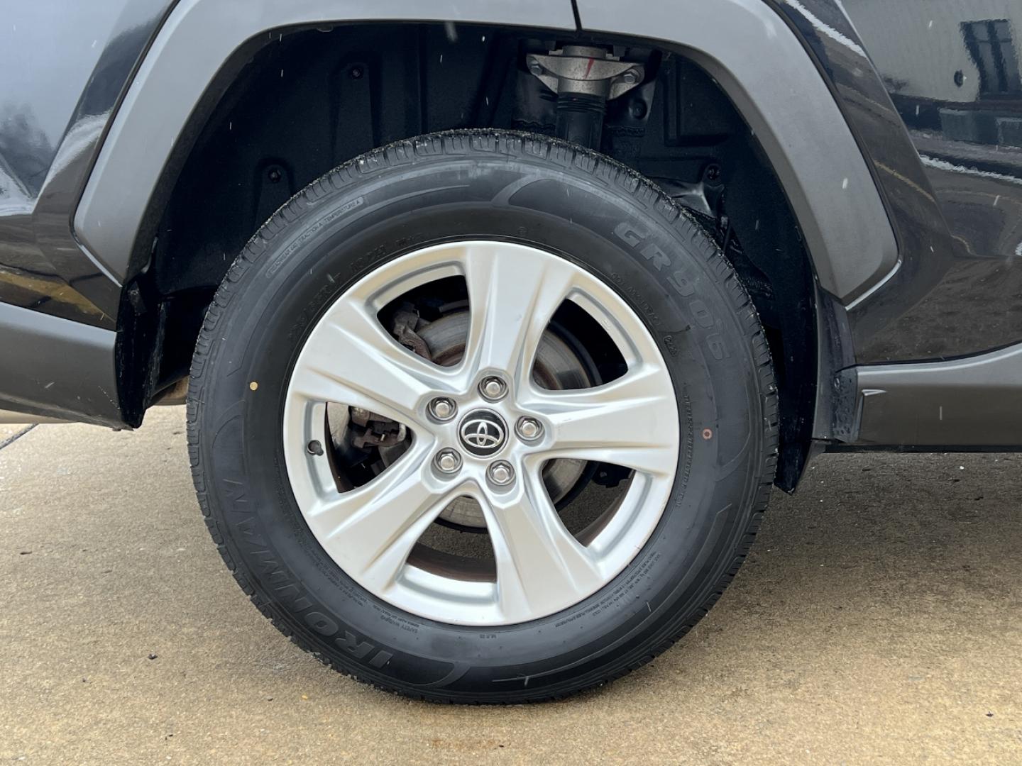 2020 BLACK /Gray Cloth TOYOTA RAV4 XLE (2T3P1RFV8LC) with an 2.5L 4 Cyl. engine, Automatic transmission, located at 2990 Old Orchard Rd., Jackson, MO, 63755, 37.354214, -89.612106 - 2020 Toyota RAV4 XLE 1-Owner 135xxx miles All Wheel Drive 2.5L 4 Cyl. Automatic Backup Camera Power Driver Seat Bluetooth Cruise Power Windows/Locks/Mirrors We have financing available and we accept trades! Fill out a credit application on our website or come by today! If you have any qu - Photo#37