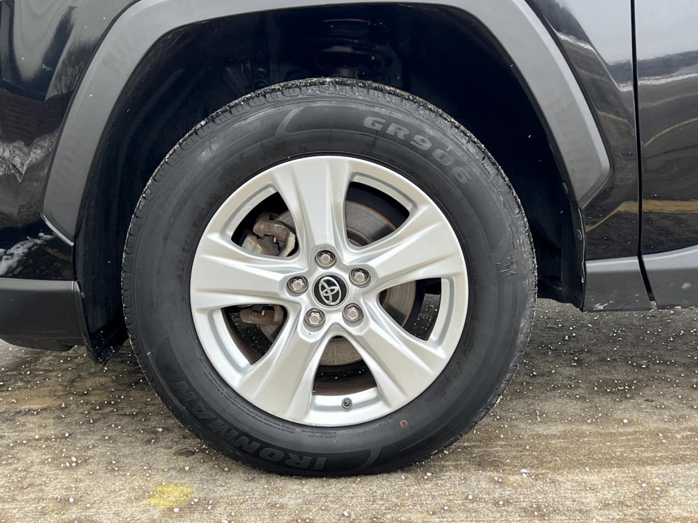 2020 BLACK /Gray Cloth TOYOTA RAV4 XLE (2T3P1RFV8LC) with an 2.5L 4 Cyl. engine, Automatic transmission, located at 2990 Old Orchard Rd., Jackson, MO, 63755, 37.354214, -89.612106 - 2020 Toyota RAV4 XLE 1-Owner 135xxx miles All Wheel Drive 2.5L 4 Cyl. Automatic Backup Camera Power Driver Seat Bluetooth Cruise Power Windows/Locks/Mirrors We have financing available and we accept trades! Fill out a credit application on our website or come by today! If you have any qu - Photo#34