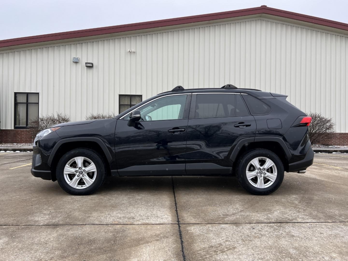 2020 BLACK /Gray Cloth TOYOTA RAV4 XLE (2T3P1RFV8LC) with an 2.5L 4 Cyl. engine, Automatic transmission, located at 2990 Old Orchard Rd., Jackson, MO, 63755, 37.354214, -89.612106 - 2020 Toyota RAV4 XLE 1-Owner 135xxx miles All Wheel Drive 2.5L 4 Cyl. Automatic Backup Camera Power Driver Seat Bluetooth Cruise Power Windows/Locks/Mirrors We have financing available and we accept trades! Fill out a credit application on our website or come by today! If you have any qu - Photo#5